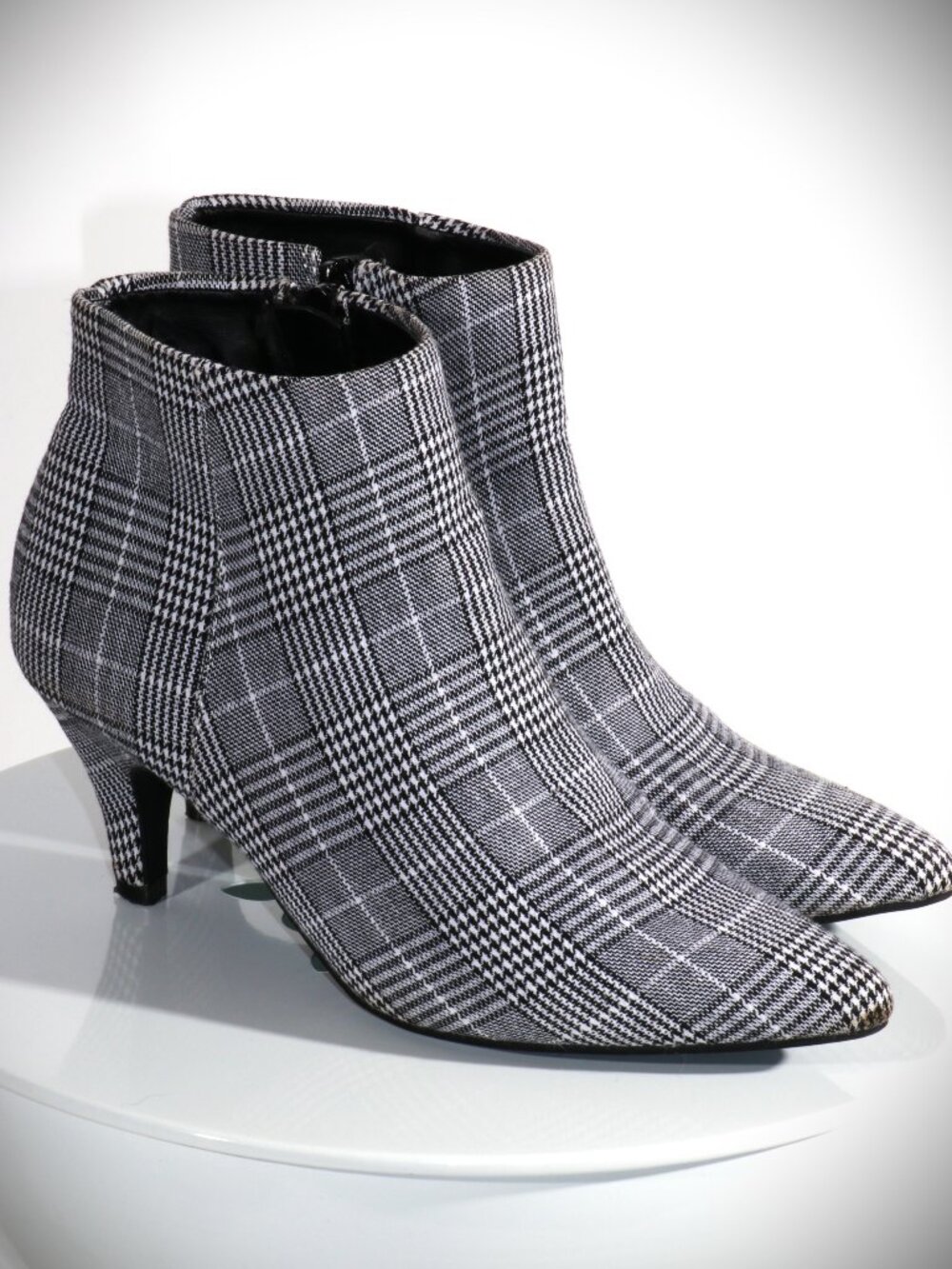Simply Vera Black and White Booties, Size 7